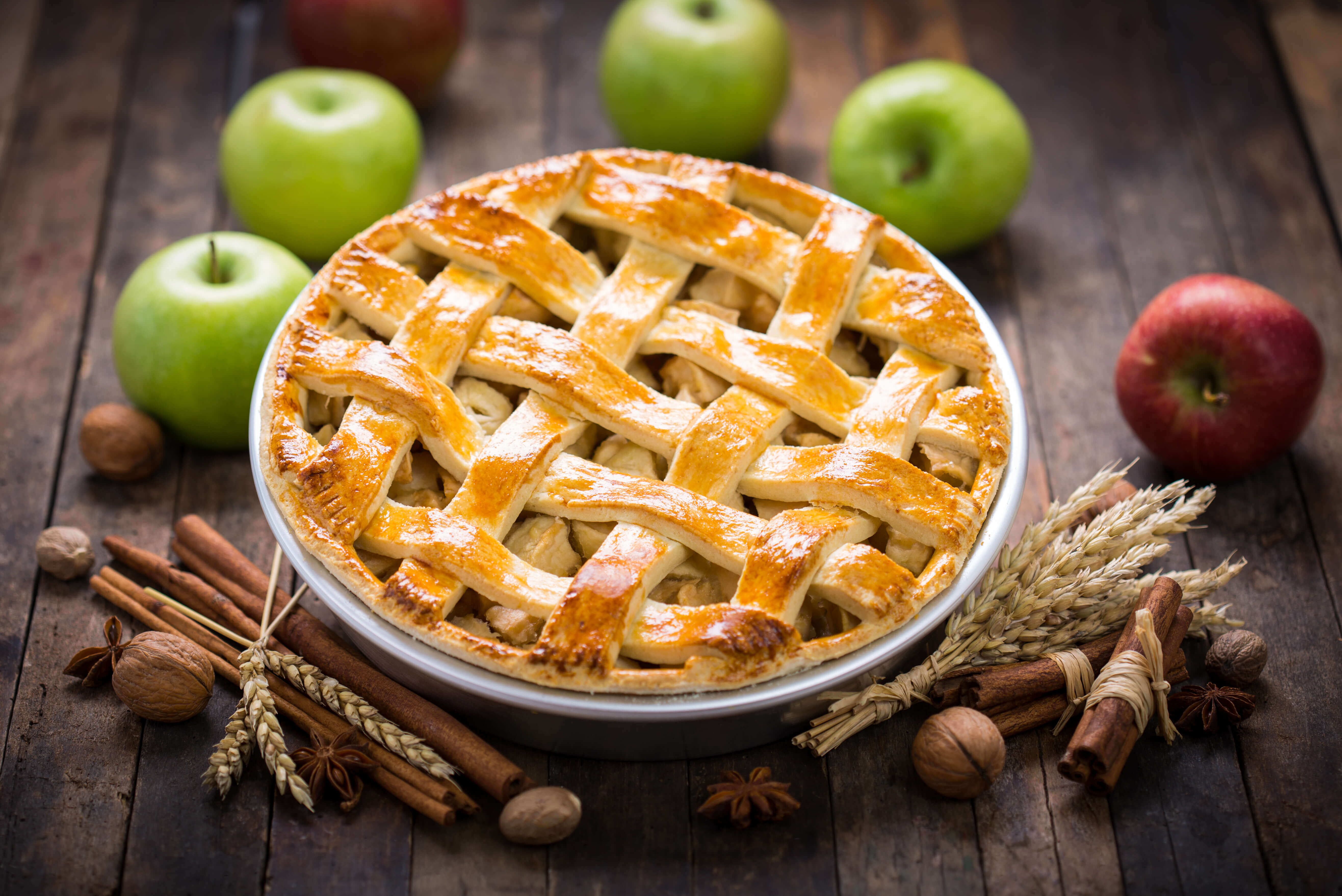 Яблочный обед. Apple pie (яблочный пирог). Яблочный спас пирог. Красивый пирог с яблоками. Аппетитный пирог с яблоками.
